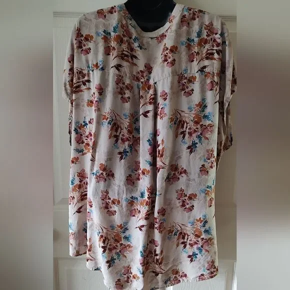 TORRIDĀ ChallisāButtonāFrontāDolmanāSleeveāTopāSizeā2 - Picture 2 of 7